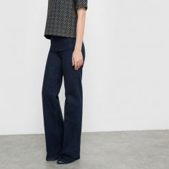 Rozszerzane dżinsy z wysokim stanem. Niebieskie jeansy damskie marki La Redoute Collections, w paski, z bawełny. Za 109,20 zł.