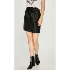 Only - Spódnica Rigie. Czarne spódniczki damskie skórzane marki ONLY, z podwyższonym stanem, mini. W wyprzedaży za 79,90 zł.