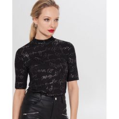 Bluzka z wiskozą z nadrukiem -. Bluzki damskie Mohito, s, z nadrukiem, z wiskozy, bez kołnierzyka, bez rękawów. Za 59,99 zł.