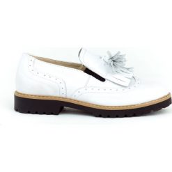 Półbuty - skóra naturalna - model 247 - kolor biały. Białe półbuty damskie Zapato, bez wzorów, ze skóry, bez obcasa, bez zapięcia. W wyprzedaży za 173,40 zł.