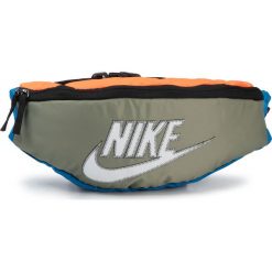 Saszetka nerka NIKE - BA6093 371 Kolorowy Szary. Szare torby męskie skórzane Nike, bez wzorów, z materiału, młodzieżowe. W wyprzedaży za 119,00 zł.