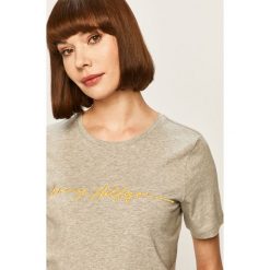 Tommy Hilfiger - T-shirt. Białe bluzki damskie TOMMY HILFIGER, s, z aplikacjami, z bawełny, casualowe, z okrągłym kołnierzem, z krótkim rękawem. Za 199,90 zł.