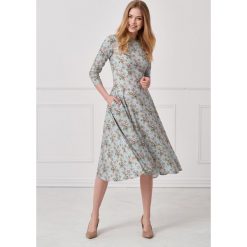 Sukienka Galatea Hazel 32 niebieski. Niebieskie sukienki damskie Marie Zélie, na spotkanie biznesowe, w paski, z bawełny, klasyczne, z klasycznym kołnierzykiem, bez rękawów. W wyprzedaży za 317,60 zł.