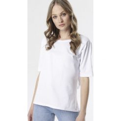 Biały T-shirt Delofer. Białe bluzki damskie Born2be, xl, bez wzorów, bez kołnierzyka, bez rękawów. W wyprzedaży za 44,99 zł.