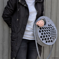 Szara filcowa torebka BlackSpaciousStrainer. Szare torebki klasyczne damskie marki Pakamera, bez wzorów, na ramię, bez dodatków. Za 169,00 zł.