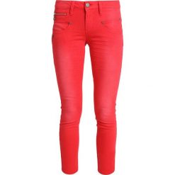 Freeman T. Porter ALEXA CROPPED MAGIC Jeans Skinny Fit molten lava. Czerwone rurki damskie Freeman T. Porter, z bawełny. Za 379,00 zł.