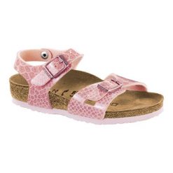 Sandały w kolorze jasnoróżowym. Różowe sandały dziewczęce Birkenstock, ze skóry, z otwartym noskiem, ze sprzączką. W wyprzedaży za 179,95 zł.