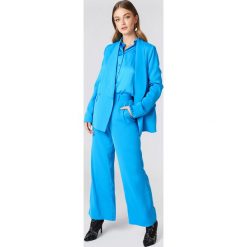 NA-KD Classic Błyszczące spodnie dzwony - Blue. Niebieskie spodnie damskie NA-KD Classic. W wyprzedaży za 80,97 zł.