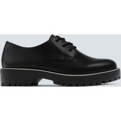 Czarne buty derby z łańcuszkiem. Czarne półbuty damskie Pull&Bear, bez wzorów, bez obcasa, na płaskiej podeszwie, bez zapięcia. Za 159,00 zł.