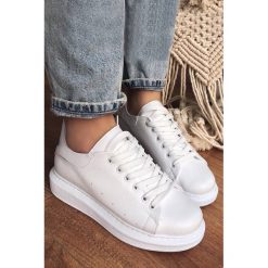 Buty sportowe damskie JOY. Białe buty sportowe damskie IVET, bez wzorów, sportowe. W wyprzedaży za 79,00 zł.
