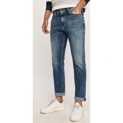 Tommy Jeans - Jeansy Ryan. Niebieskie jeansy męskie Tommy Jeans, bez wzorów. Za 449,90 zł.