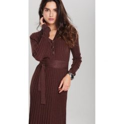 Brązowa Sukienka Brendale. Pomarańczowe sukienki damskie Renee, na zimę, s, bez wzorów, z dzianiny, eleganckie, bez kołnierzyka, bez rękawów, długie, midi, rozkloszowane. Za 149,99 zł.
