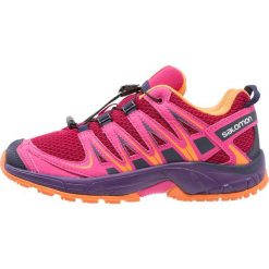 Salomon Obuwie do biegania Szlak cerise/acai/bird of paradise. Czerwone buty chłopięce sportowe Salomon, z gumy, do biegania. Za 279,00 zł.