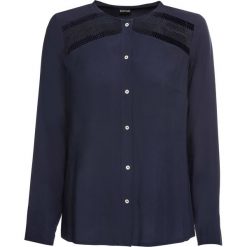 Bluzka z koronką bonprix ciemnoniebieski. Niebieskie koszulki damskie bonprix, w koronkowe wzory, z koronki, bez kołnierzyka, bez rękawów. Za 59,99 zł.