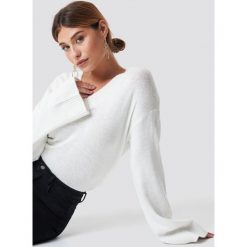 XLE the Label Sweter Erin - White. Białe swetry klasyczne damskie marki XLE the Label, z materiału, dekolt w kształcie v. Za 166,95 zł.