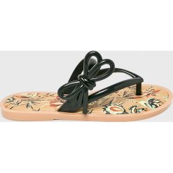 Melissa - Klapki + Jason Wu. Czarne klapki damskie Melissa, bez wzorów, z materiału, bez obcasa, na obcasie. W wyprzedaży za 159,90 zł.