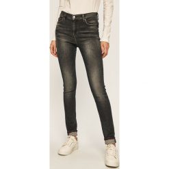 Tommy Jeans - Jeansy Nora. Szare jeansy damskie Tommy Jeans, bez wzorów, z elastanu. Za 449,90 zł.