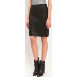 Mini spódniczka damska. Czarne spódniczki damskie Top Secret, na zimę, bez wzorów, z dzianiny, eleganckie, mini, ołówkowe. W wyprzedaży za 39,99 zł.