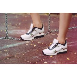 Sneakersy biało czarne. Czarne sneakersy damskie Arturo Vicci, ze skóry. Za 259,00 zł.