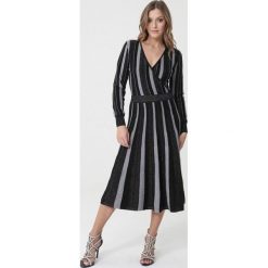 Czarno-Szara Sukienka Howrah. Czarne sukienki damskie Born2be, na zimę, s, w paski, z dzianiny, eleganckie, bez kołnierzyka, bez rękawów, długie, midi, rozkloszowane. Za 169,99 zł.