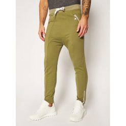 Spodnie dresowe Rage Age Rasell2. Zielone jeansy męskie Rage Age, m, bez wzorów, z jeansu. Za 329,00 zł.