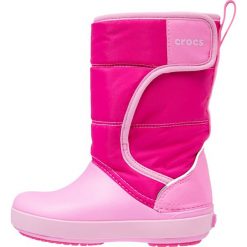Crocs LODGEPOINT SNOW Kozaki candy pink/party pink. Czerwone kozaki dziewczęce Crocs, z gumy, na wysokim obcasie. W wyprzedaży za 131,40 zł.
