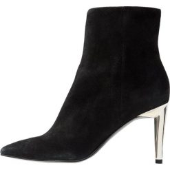 KENDALL + KYLIE ZOE Botki black/gold. Czarne botki damskie skórzane marki KENDALL + KYLIE, klasyczne. Za 819,00 zł.