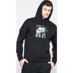 Nike Sportswear - Bluza. Czarne bez kategorii marki Nike Sportswear, m, z nadrukiem, z bawełny, z kapturem. W wyprzedaży za 249,90 zł.