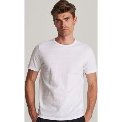 T-shirt w prążki - Biały. Białe t-shirty męskie Reserved, s, bez wzorów, bez kołnierzyka. Za 49,99 zł.