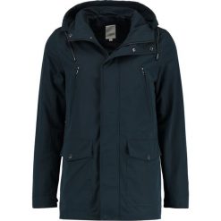 Lindbergh Kurtka wiosenna navy. Niebieskie kurtki męskie Lindbergh, s, bez wzorów, z bawełny. W wyprzedaży za 440,30 zł.