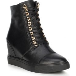 Buty damskie. Czarne koturny damskie Wittchen. W wyprzedaży za 329,90 zł.