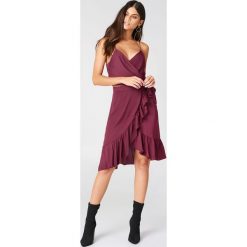 NA-KD Boho Spódnica kopertowa z falbanką - Red. Czerwone spódniczki damskie marki NA-KD Boho, bez wzorów, boho, midi, kopertowe. W wyprzedaży za 80,97 zł.