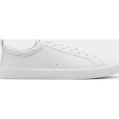 Białe tenisówki basic. Białe tenisówki damskie marki Pull & Bear. Za 59,90 zł.