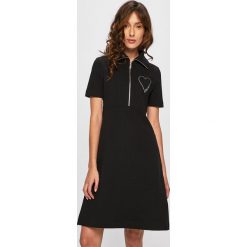 Love Moschino - Sukienka. Czarne sukienki damskie Love Moschino, na co dzień, z nadrukiem, z elastanu, casualowe, bez kołnierzyka, z krótkim rękawem, krótkie, mini, proste. W wyprzedaży za 479,90 zł.