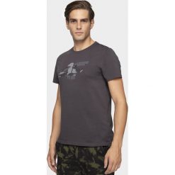 T-shirt męski TSM077 - ciemny szary. Szare koszulki męskie s, bez wzorów, bez kołnierzyka, bez rękawów. W wyprzedaży za 39,99 zł.