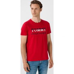 Tommy Hilfiger Koszulka Czerwony. Czerwone podkoszulki męskie TOMMY HILFIGER, l, z haftami, z bawełny, bez kołnierzyka, krótkie. Za 238,95 zł.