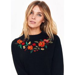 DOPASOWANY SWETER Z HAFTEM. Czarne swetry klasyczne damskie marki Top Secret, na zimę, z haftami, z dzianiny, z okrągłym kołnierzem. W wyprzedaży za 59,99 zł.