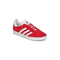 Buty adidas GAZELLE. Czerwone trampki męskie Adidas, bez wzorów, bez zapięcia. Za 429,00 zł.