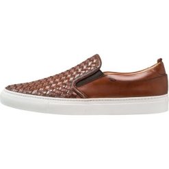 Kenneth Cole New York GRIFYN Półbuty wsuwane cognac. Brązowe trampki męskie marki Kenneth Cole New York, ze skóry. Za 829,00 zł.