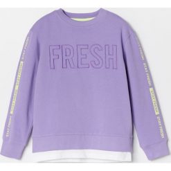 Bluza dresowa z napisami - Fioletowy. Fioletowe bluzy męskie Reserved, m, z napisami, z dresówki, bez kołnierzyka, bez rękawów, bez kaptura. Za 59,99 zł.