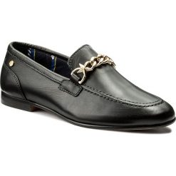 Lordsy TOMMY HILFIGER - Feminine Loafer Chain FW0FW02844 Black 990. Czarne lordsy damskie marki TOMMY HILFIGER, z materiału, z okrągłym noskiem, na obcasie. Za 599,00 zł.
