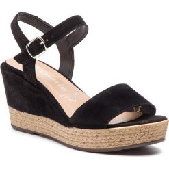 Sandały TAMARIS - 1-28062-22 Black 001. Czarne klapki damskie Tamaris, bez wzorów, z zamszu, bez obcasa, na obcasie. Za 199,90 zł.