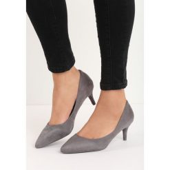 Szare Czółenka Sour Cherry. Szare buty ślubne damskie marki Born2be, ze szpiczastym noskiem, na niskim obcasie, na szpilce. Za 39,99 zł.