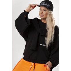 Dzianinowa bluza z efektem dodatkowej bluzki na plecach. Bluzki damskie Made in Poland, s, bez wzorów, z elastanu, z dekoltem na plecach, bez rękawów. Za 259,00 zł.