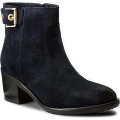 Botki TOMMY HILFIGER - Parson 13B FW0FW01957 Midnight 403. Czarne botki damskie skórzane marki TOMMY HILFIGER, z okrągłym noskiem, na obcasie. W wyprzedaży za 369,00 zł.