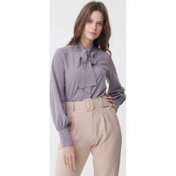 Szara Koszula Lavonne. Szare bluzki damskie Born2be, do pracy, xl, bez wzorów, eleganckie, bez kołnierzyka, z długim rękawem. Za 69,99 zł.
