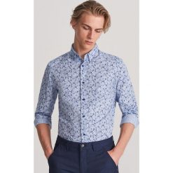 Koszula slim fit z drobnym wzorem - Niebieski. Niebieskie koszule męskie Reserved, m, bez wzorów, bez kołnierzyka, bez rękawów. W wyprzedaży za 39,99 zł.