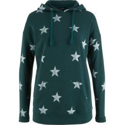 Bluza z kapturem i nadrukiem w gwiazdy bonprix niebieskozielony z nadrukiem. Niebieskie bluzy damskie marki bonprix, z nadrukiem, bez rękawów, z kapturem. Za 59,99 zł.