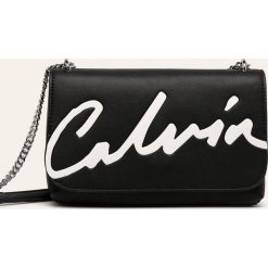 Calvin Klein Jeans - Torebka. Czerwone listonoszki damskie Calvin Klein Jeans, w paski, z jeansu, na ramię, małe, z nadrukiem, bez dodatków. Za 579,90 zł.