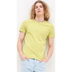 T-shirt z guzikiem - Żółty. Żółte t-shirty męskie House, s, bez wzorów, bez kołnierzyka. W wyprzedaży za 29,99 zł.